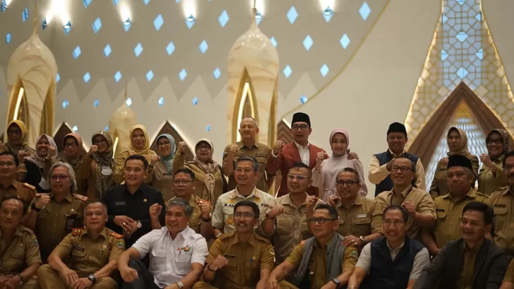 Konfresi pers Gubernur Jawa Barat, Ridwan Kamil usai meninjau proyek pembangunan Masjid Al Jabbar di Jl. Cimencrang Bandung, Senin 26 Desember 2022