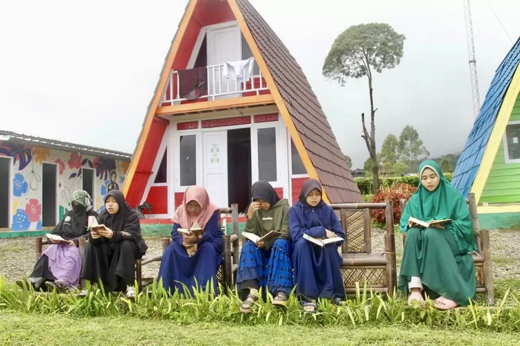 Santri peserta Quran Camp, sedang menghafal Al Quran di Rumah Tahfidz Prima Cendekia Islami Pengalengan - Foto: Henry Lukmanul Hakim