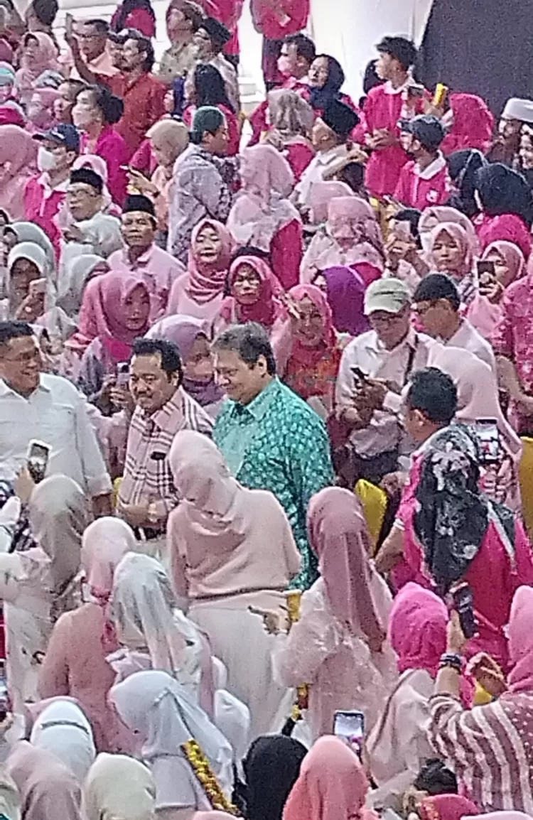 Ketua Umum Partai Golkar Airlangga Hartarto hadir ditengah-tengah ribuan tamu undangan Milad 34 Tahun Pernikahan Idris Laena dan  Lily Masniari di Auditorium Alexandria Islamic School, Bekasi, Jawa Barat