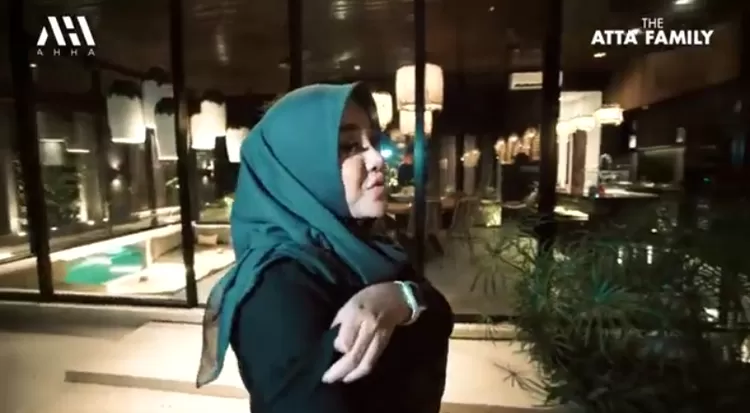 Aurel Hermansyah berkeliling melihat-lihat ruangan villa mewah yang emreka sewa di Bali