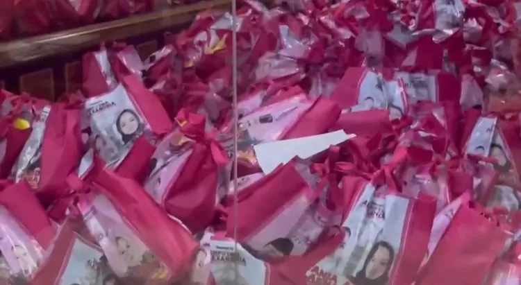 3400 paket sembako berwarna pink dibagikan kepada 3400 tamu undangan sebagai souvenir bingkisan tasyakuran Milad Pernikahan Idris Laena dan Lily Masniari 