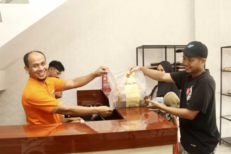 Owner Rumah Brownies H. Bubun Bunyamin melayani pelanggan dihari pertama - Foto: Henry Lukmanul Hakim