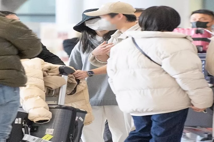 IU dan Lee Jongsuk di Bandara