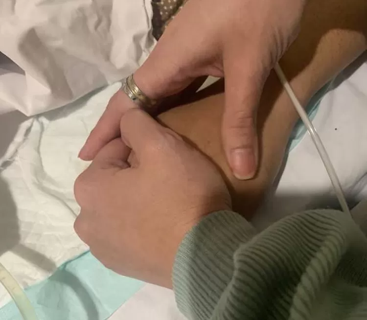 Genggaman tangan Aldila Jelita untuk Indra Bekti, suaminya.