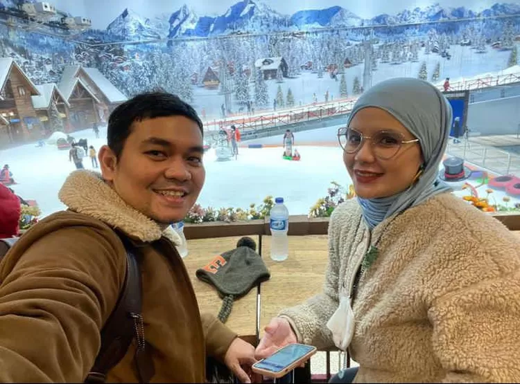 Foto sebelum jatuh sakit / Indra Bekti dan istrinya, Aldila Jelita terlihat harmonis dan selalu bersama.