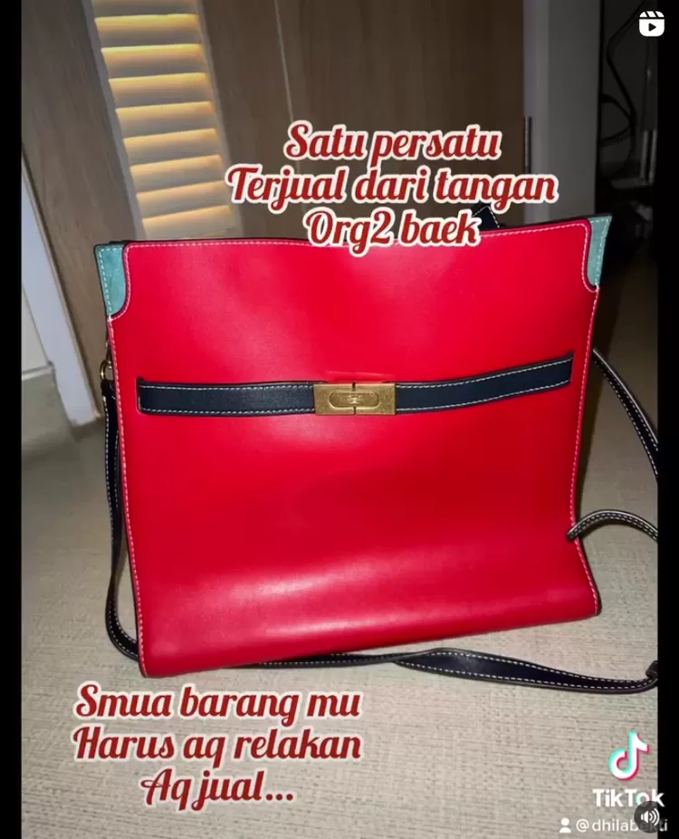 menunjukkan Aldila Jelita terlihat menjual salah satu tasnya yang sudah laku untuk biaya rumah sakit Indra Bekti