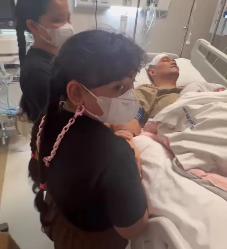 Anak-anak Indra Bekti mendampinginya di Rumah Sakit Abdi Waluyo. 