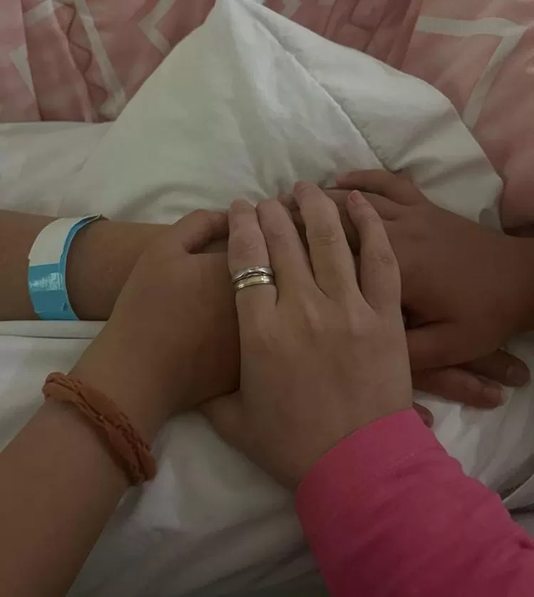 Genggamam tangan dari Aldila Jelita istri Indra Bekti dan kedua anaknya