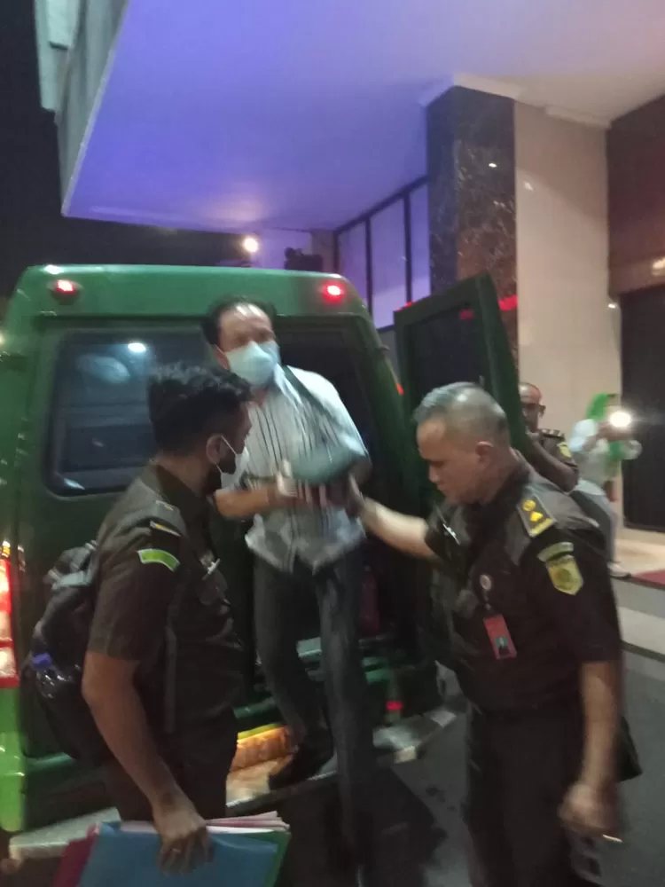 Terpidana buron WNA Singapura saat tiba di kantor Kejari Jakarta Utara guna urus administrasi sebelum dijebloskan ke penjara Rutan Cipinang