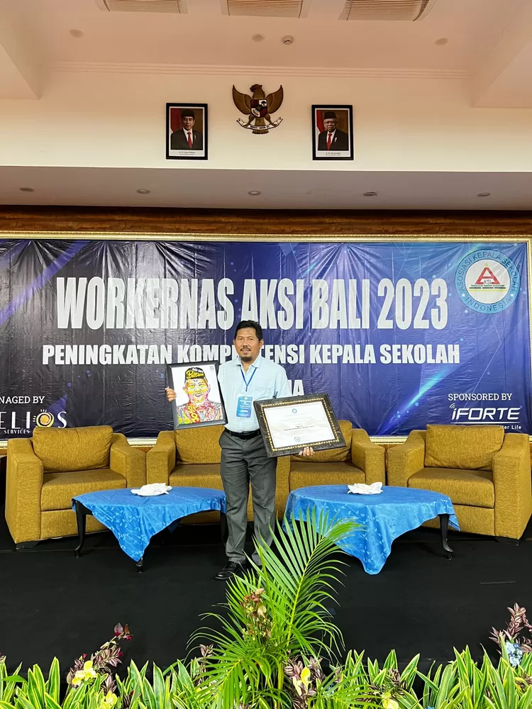 Kepala Sekolah SMA Islam PB Soedirman 2 Bekasi H. Ponijan, M. Pd mendapat apresiasi dari Asosiasi Kepala Sekolah Indonesia atau AKSI sebagai kepala sekolah terinspiratif.