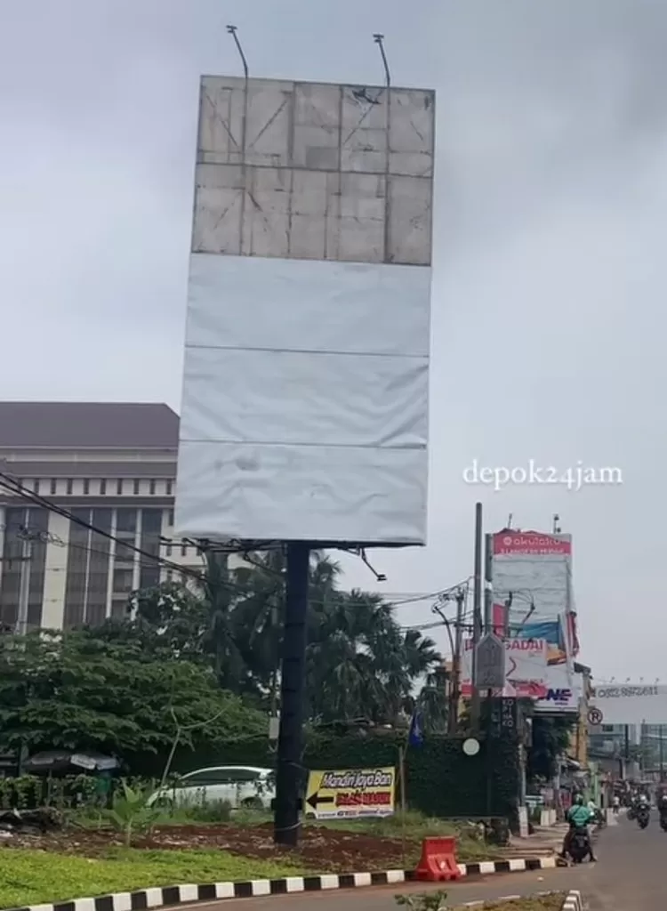 Baliho sudah tidak terlihat