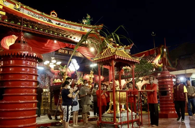 Umat Tionghoa bedoa dimalam tahun baru Imlek 2023 di Klenteng Boen Tek Bio Kota Tangerang - Foto: Henry Lukmanul Hakim