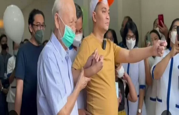 Tangkapan layar Indra Bekti keluar dari rumah sakit 