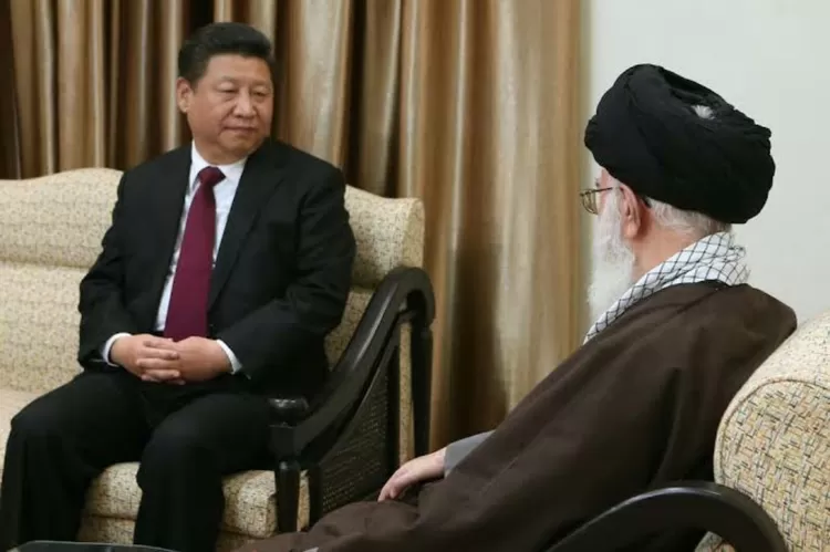 Ayatollah Ali Khamenei bersama dengan Xi Jin Ping