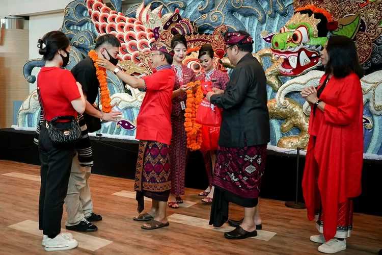 Sebanyak 210 wisatawan asal Tiongkok mendarat di Bandar Udara Internasional I Gusti Ngurah Rai Bali, Minggu 22 Januari 2023. Pihak Kemenparekraf/Baparekraf bersama stakeholder pariwisata di Bali secara resmi menyambut kedatangan kembali wisatawan Tiongkok itu. (Foto: Humas Kemenparekraf)