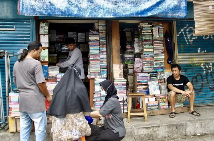 Meskipun sepi pengunjung, para penjual Buku bekas di terminal Senen tetap bertahan. Mereka tetap membuka kiosnya setiap hari dari jam 08.00 hingga jam 18.00 - Foto: Henry Lukmanul Hakim