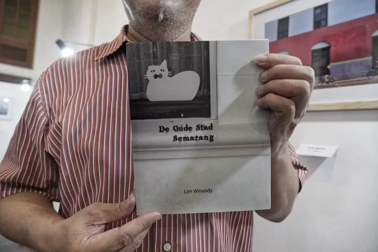 Buku foto De Oude Stad milik Lim Winasdy yang berisi foto-foto Kota Lama. 