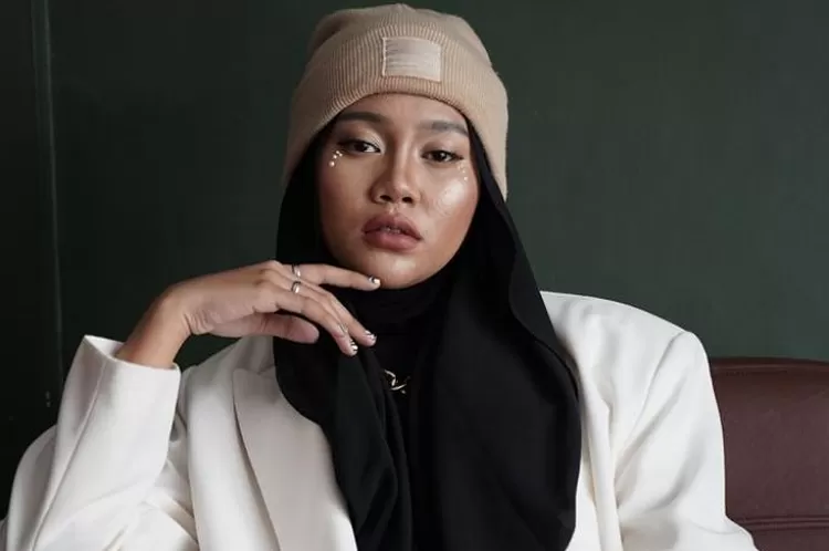 Penyanyi jebolan Indonesian Idol Season 9, Ayuenstar.