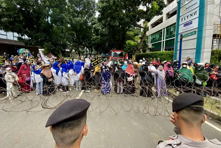 Didepan Kedubes Swedia Kuningan, Jakarta emak-emak militan mengecam pembakaran Al Quran di Swedia dan Belanda  - Foto: Henry Lukmanul Hakim