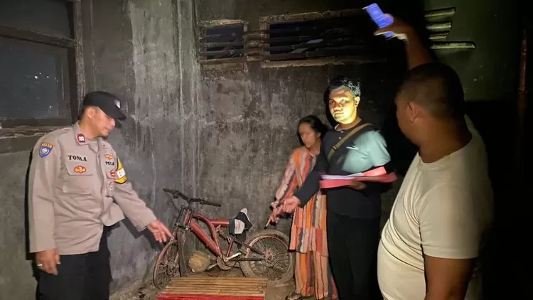 Polisi melakukan olah TKP rumah pelaku pencabulan anak dibawah umur di Megamendung, Puncak, Kabupaten Bogor.