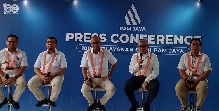 Dirut PAM Jaya Anief Nasrudin (tengah) didampingi  jajaran direksi dan dewan pengawas menggelar keterangan pers  dalam rangka  berakhirnya perjanjian kerja sama dengan mitra swasta, dan mulai Kamis besok pengelolaan air bersih di  DKI Jakarta  ditangani secara penuh oleh PAM Jaya.