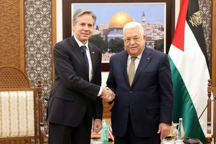 Antony Blinken dengan Mahmoud Abbas
