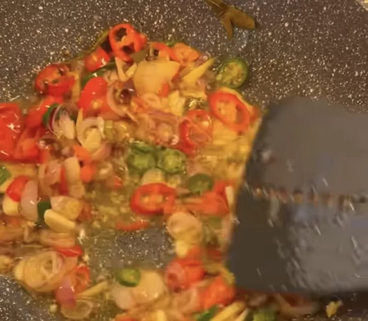 Erina Gudono buatkan makanan sederhana yakni sambal untuk Kaesang Pangarep.