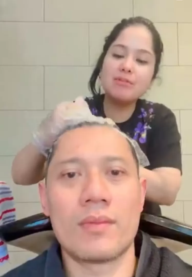 Annissa Yudhoyono sedang mencuci rambut suaminya, AHY, dengan shampoo berwarna