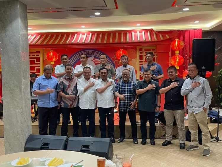Ketua  Umum PWI Pusat Atal S Depari  (keempat dari kanan) dan Ketua Bidang  Humas  dan Akomudasi HPN 2023 H TB Adhi (kanan) mengdihadiri jamuan makan malam Kapolda Sumut, Jumat (3/2/2023).