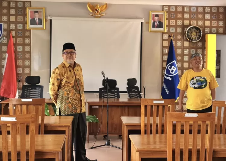 Ketua Umum Pimpinan Pusat Persatuan Islam (PP. Persis) Ustaz Dr. Jeje Zaenudin, M.Ag., didampingi Ketua Yayasan Prima Cendekia islami ketika berada diruagan pertemuan SMP PCI - Foto: Dok PCI
