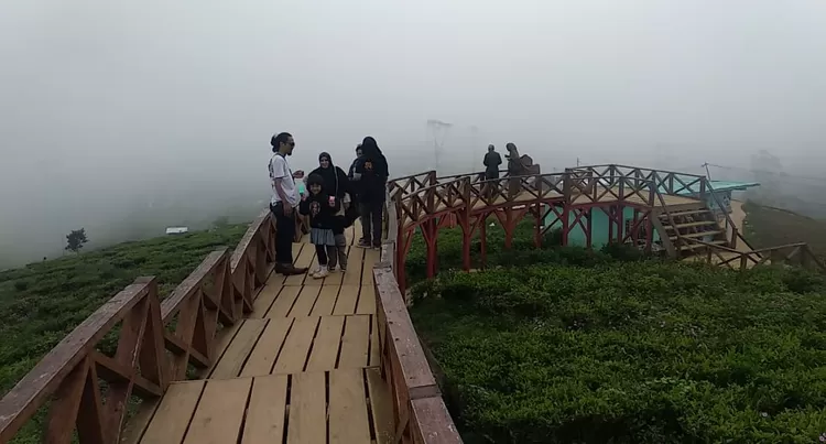 Taman Langit berada di Desa Sukaluyu, Kecamatan Pangalengan, Kabupaten Bandung, Jawa Barat.