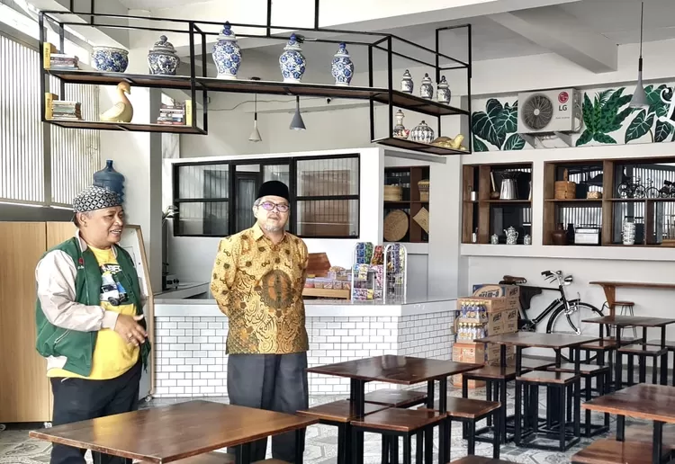 Ketua Umum Pimpinan Pusat Persatuan Islam (PP. Persis) Ustaz Dr. Jeje Zaenudin, M.Ag., didampingi Ketua Yayasan Prima Cendekia islami ketika berada diruagan perpustakaan SMP PCI - Foto: Dok PCI