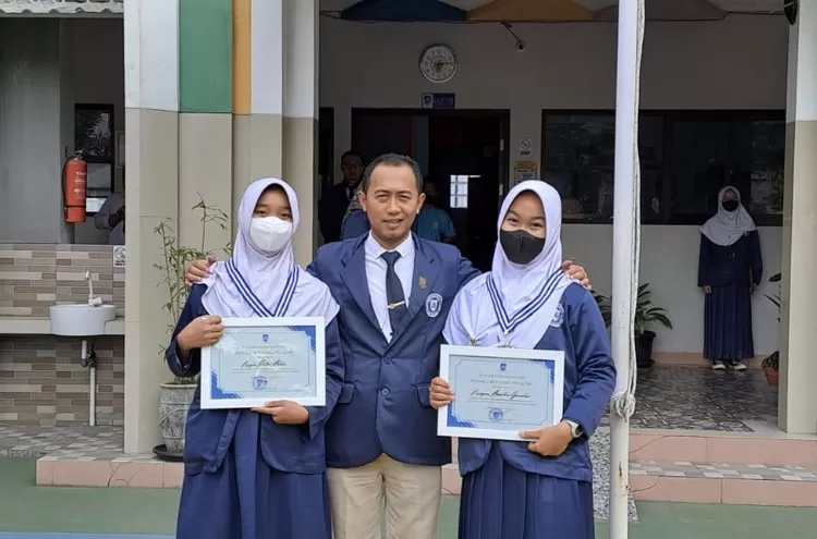 Kepala SMP Prima Cendekia Islami Beny Saputro, S.Pd., M.Pd  foto bersama dus siswa berprestasi