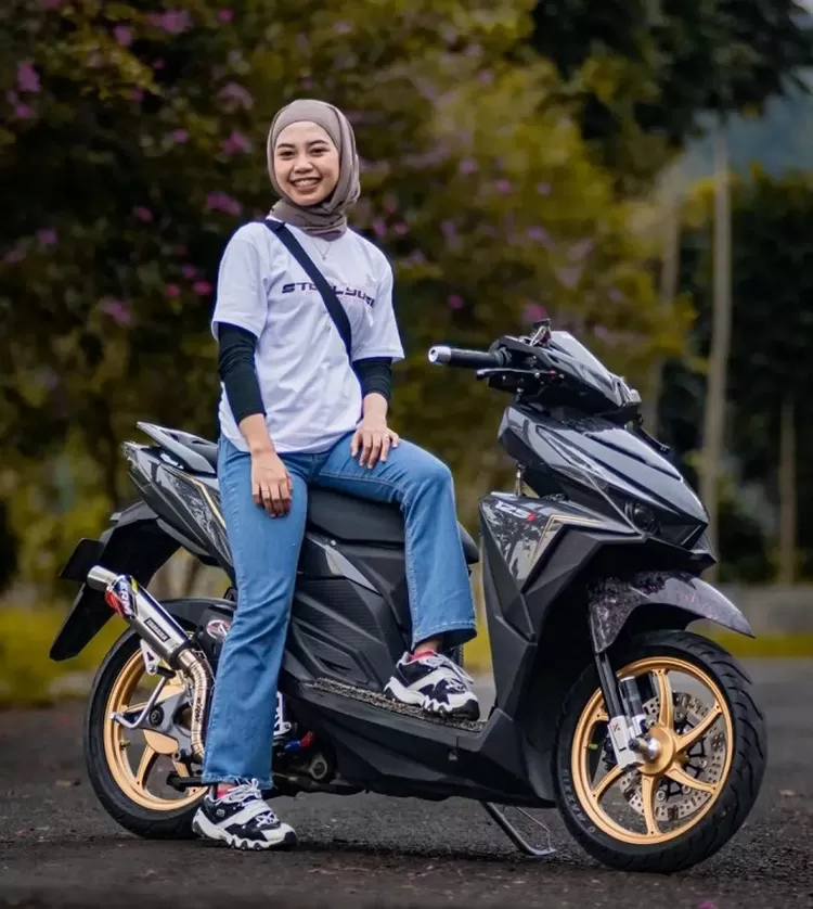 Honda Vario 125 Terbaru 2023 dengan Fitur USB Charger, Healing Kemanapun Beterai Full Senyum