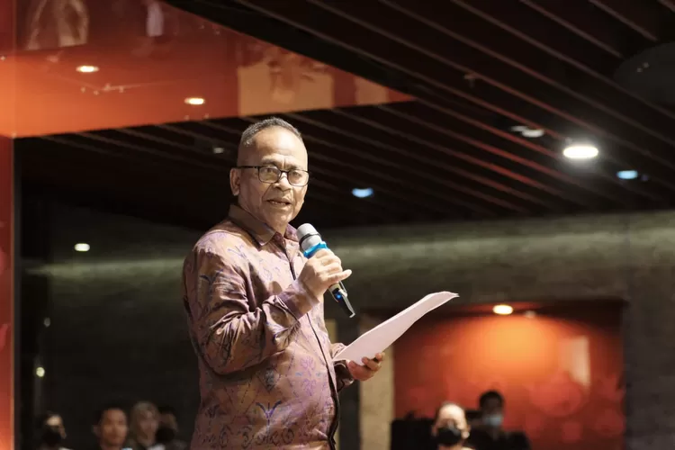 Ketua Umum  PWI  Pusat Atal S Depari menyampaikan sambutan  Seminar  Kendal Invesment Talk di Hotel Mercure, Medan, Selasa (7/2/2023). 
