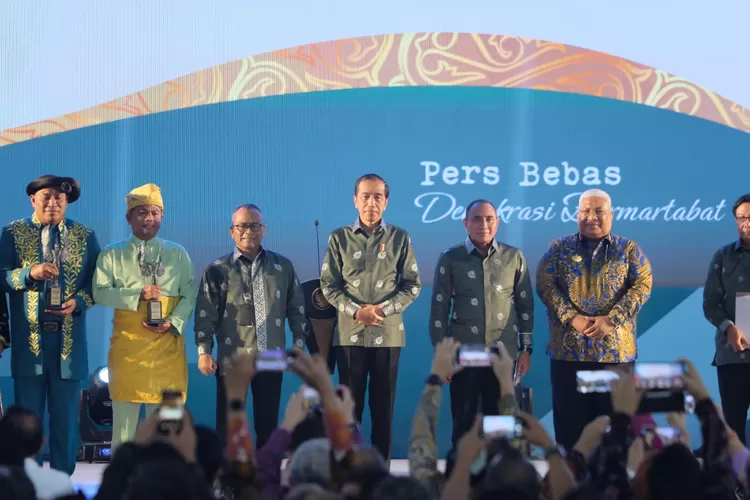 Presiden Jokowi, Penanggungjawab HPan 2023 Atal S Depari, Gubernur Sumut Edy Rahmayadi, Wali Kota Medan Bobby Nasution dan pejabat terkait foto bersama  dengan penerima  anugerah  kebudayaan,  anugerah  Adinegoro,  Kamis (9/2/2021). 