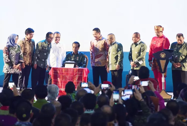 Presiden Jokowi usai memberikan sambutan dalam HPN 2023 di Medan, secara simbolis mengetikkan HPN