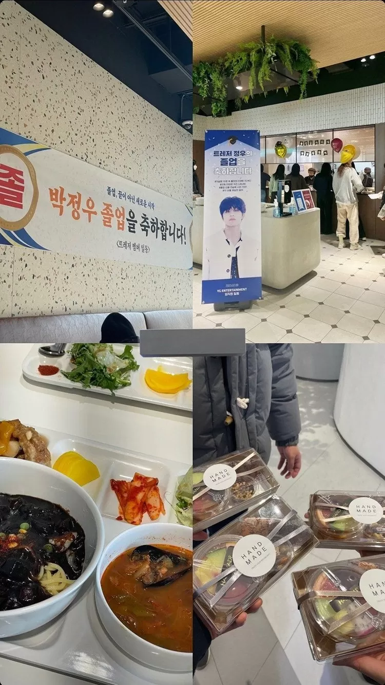 Spanduk yang mengatakan bahwa Jeongwoo TREASURE wisuda dan menu spesial jjajangmyun di kantin YG.