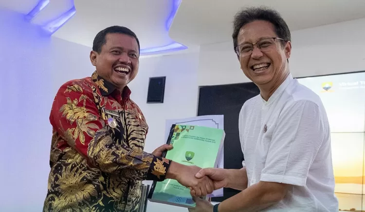 Bupati Kabupaten Bandung, Dony Ahmad Munir mendapat pujian dari Menkes Budi Gunadi Sadikin,, berhasil menurunkan angka prevalensi stunting menjadi 8,72 persen di 2022.