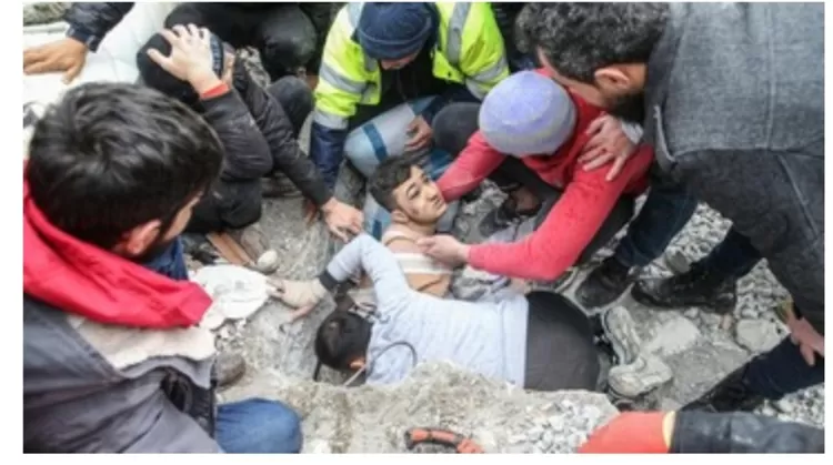 Mehmet Emin Ataoglu, salah satu anak yang berhasil diselamatkan di bawah puing-puing bangunan 6 lantai setelah gempa berkekuatan 7,7 melanda distrik Iskenderun di Hatay, Turkiye pada 6 Februari 2023