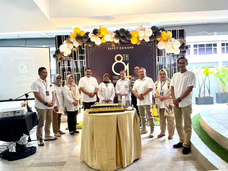 Keempat dari kiri Direktur Savoy Homann, Ismet Inono dan Komisaris, Dyah Virgoana Gandhi sedang berfoto