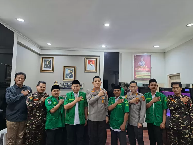 SINERGI : Kapolres Metro Depok Kombes Pol . H. Ahmad Fuady saat menerima silaturahgmi dari GP Ansor Kota Depok, diruang kerjanya, Kamis (23/2)
