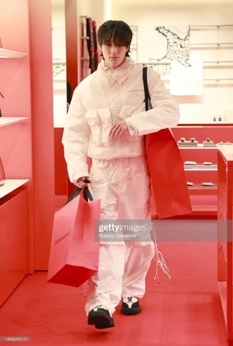 Jeno NCT saat menghadiri Fashion Week di Milan