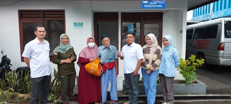 Dinsos Kota Bogor evakuasi kakek yang setahun tinggal di becak karena tidak punya tempat tinggal.