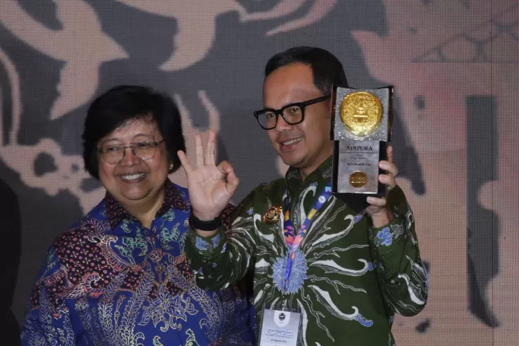 Wali Kota Bogor Bima Arya saat menerima Piala Adipura 2022 oleh Menteri KLHK Siti Nurbaya.