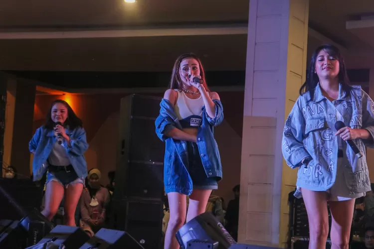 Penampilan Gliese di event FESTIVIBES by KVIBES.ID di Bandung.