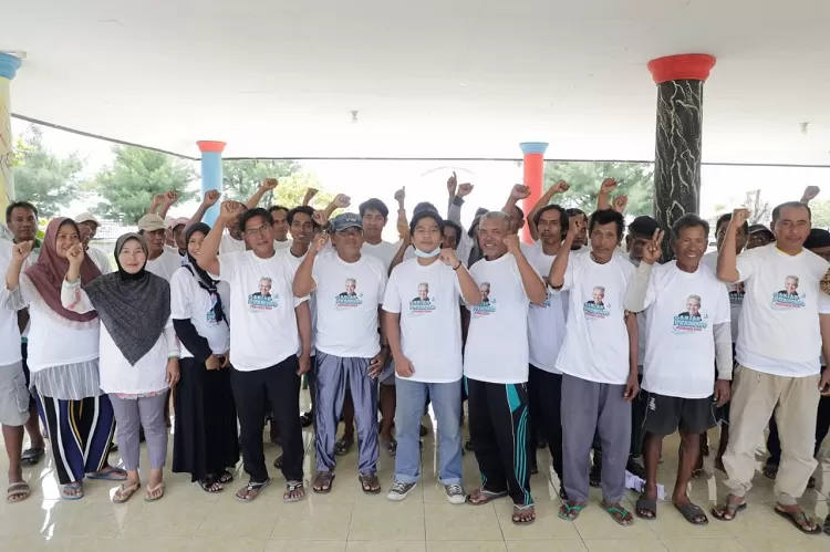 Komunitas masyarakat pesisir pantai Banten saat foto bersama para Nelayan di Pulau Tunda