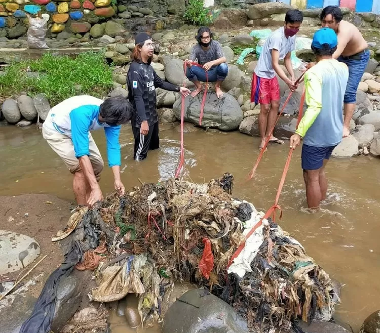 Kegiatan memungut sampah di Ciliwung.