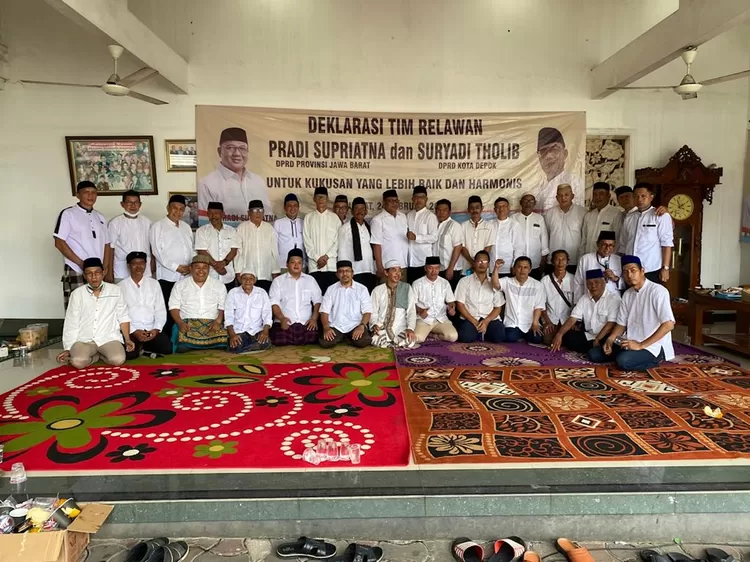 Ketua DPC Partai Gerindra Kota Depok, Pradi Supriatna, saat berkumpul dengan tokoh masyarakat Depok, di lingkungan rumahnya. 