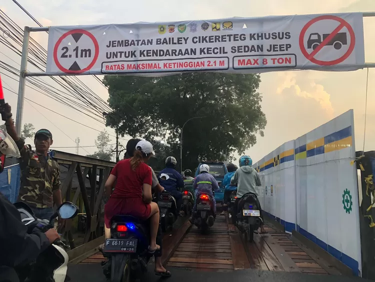 Kondisi hari pertama pembukaan jembatan sementara di Cikereteg, Kabupaten Bogor pasca longsor.
